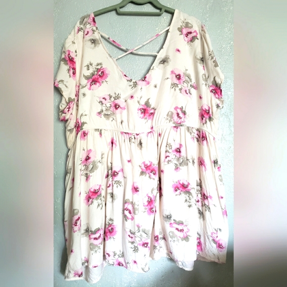 Torrid Women's  Ivory pink Floral cross back short sleeves Blouse Size 3X used - Picture 2 of 5